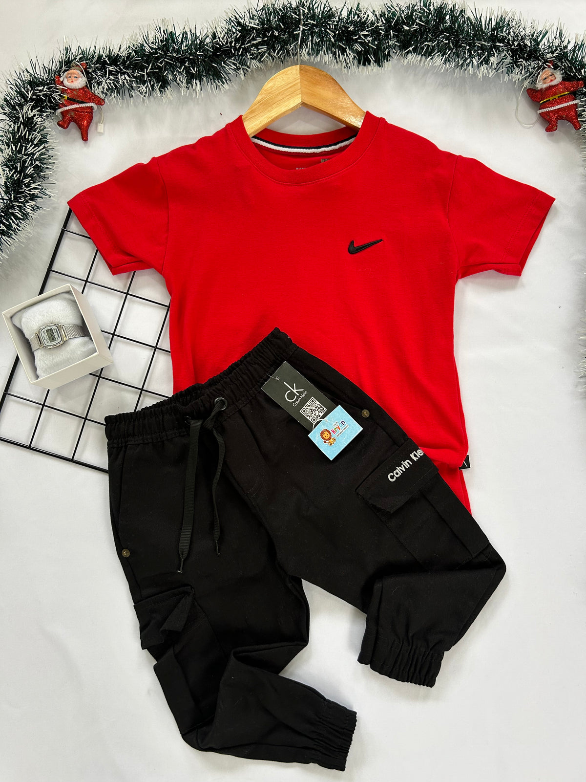 Kit Camiseta NK + Calça Brim Cargo CK + Relógio - Final de Ano